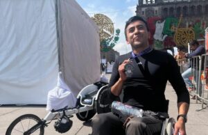 VIDEOS: En su premiación paratleta Marco Caballero denuncia baches en la ruta del Maratón CDMX