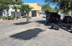 Mejora Gobierno de Hermosillo vialidades con cuadrillas de bacheo