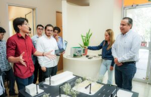 Reconoce Toño Astiazarán talento juvenil creador del proyecto de semáforo inteligente