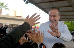 Entrega Toño Astiazarán primer distintivo CUIDA a Escuela Primaria Club de Leones #2