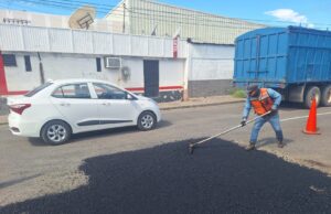 Refuerza Gobierno de Hermosillo labores de bacheo en distintas colonias