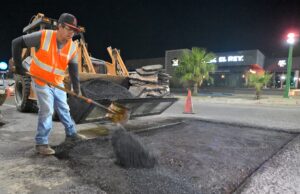 Supervisa Toño Astiazarán bacheo Nocturno en el norte de la ciudad