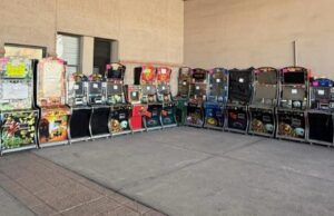 Decomisan 19 máquinas tragamonedas y diversos monitores mediante cateo