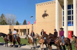 Estudiantes descubren ley en Montana que obliga a los directores a cuidar caballos si los alumnos llegan montado