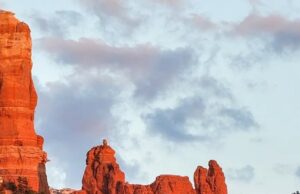 ¿Lo ves? 🐶 La increíble roca Snoopy en Sedona que parece salida de una caricatura