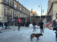 VIDEO: Docentes de la CNTE intentan ingresar a Palacio Nacional en protesta, Sheinbaum señala inncesaria la acción