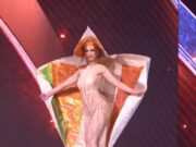 VIDEOS: En el Miss Universo, Miss Noruega utiliza traje de salmón y Miss Jamaica sufre caída