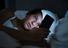 ¿Sabías que el “Vamping”, uso del celular por la noche? Puede ser peligroso para tu salud