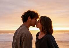 Estudio sugiere que el primer beso data de hace 21 millones de años y que humanos y neandertales también se besaron