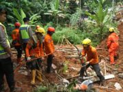 VIDEO: Al menos 18 muertos por corrimientos de tierra en Indonesia; continúan labores de rescate