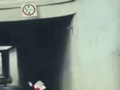 Se viraliza este video donde Santa pide raite sin sus renos ni el trineo