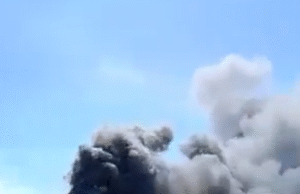 Cae aeronave en zona industrial de San Mateo Atenco; autoridades mantienen resguardo