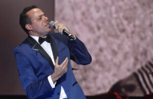 VIDEO: Captan a José Joel (hijo de José José) cantando de forma inconveniente en fiesta