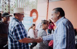 Construyen sonrisas Toño Astiazarán y Patty Ruibal con entrega de prótesis dentales a adultos mayores