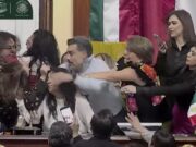 VIDEO: ¡De las greñas! Se agarran diputadas en el Congreso de la CDMX y suspenden sesión