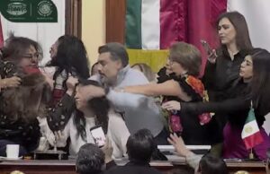 VIDEO: ¡De las greñas! Se agarran diputadas en el Congreso de la CDMX y suspenden sesión