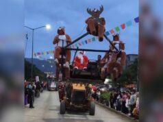 VIDEO: Tractor convertido en trineo causa sensación en desfile navideño de El Naranjo