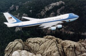Air Force One regresa a Washington por falla técnica durante vuelo internacional