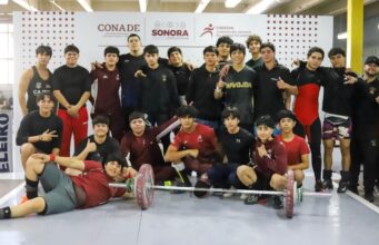 Halterofilia sonorense con equipo en forma para la Olimpiada Regional