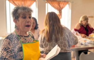Personas adultas mayores de CEDAM Hermosillo festejan a cumpleañeros del mes de febrero