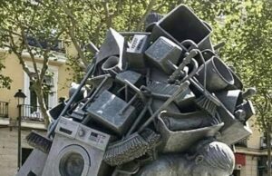 Escultura en Barcelona reabre el debate sobre la carga doméstica invisible