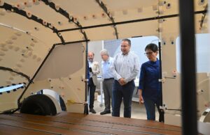 Reconoce Toño Astiazarán talento local que trabaja en vehículo eléctrico multipropósito