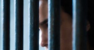 Operativo de combate al delito de la Policía Estatal detiene a sujeto con arma de fuego y narcótico