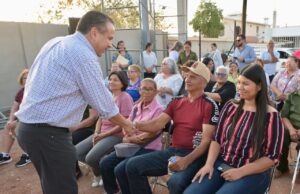 Apoya Toño Astiazarán a familias de la colonia Mártires de Cananea con obra ganadora del Presupuesto CRECES