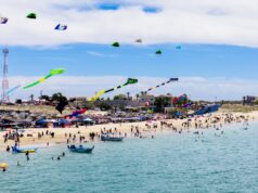 Viste Sky Fest de colores el cielo de Bahía de Kino con papalotes gigantes