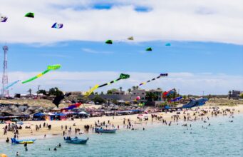 Viste Sky Fest de colores el cielo de Bahía de Kino con papalotes gigantes