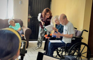 El Gobierno de Sonora imparte clases de música en estancias para personas adultas mayores