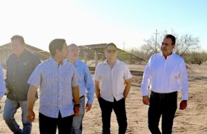 Supervisa Toño Astiazaran operación de 3 mil paneles solares para eficientar suministro de agua en los hogares