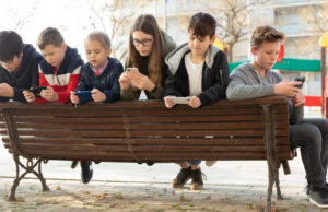Adictos al móvil antes de los 12 años: la generación atrapada por la tecnología