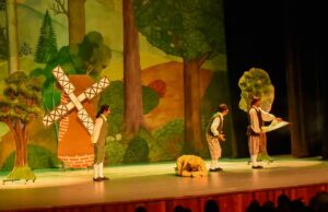 El Gato con Botas llena de alegría al público infantil en Fiestas del Pitic 2026