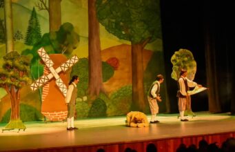 El Gato con Botas llena de alegría al público infantil en Fiestas del Pitic 2026