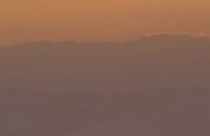 Un atardecer que parece de ciencia ficción: así se observa el skyline de Chicago sobre el Lago Michigan