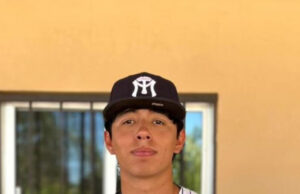 Firma alumno de Cobach Sonora con Sultanes de Monterrey