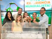 Premia Toño Astiazarán a hermosillense cumplida con la promoción Vive una Experiencia Mundialista