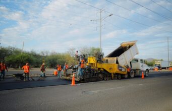 Casi listo el recarpeteo del bulevar Progreso, Toño Astiazarán supervisa la obra junto a vecinos