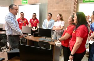 Apoya Toño Astiazarán a personas adultas a través del programa Huellas Mayores