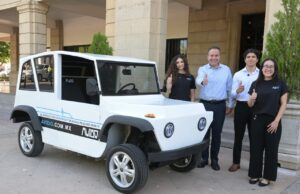 Reconoce Toño Astiazarán a jóvenes creadores de vehículo eléctrico AVIDO