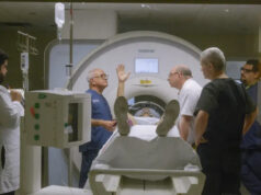 TecSalud introduce en México tecnología que elimina el temblor por Parkinson en tiempo real