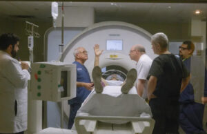 TecSalud introduce en México tecnología que elimina el temblor por Parkinson en tiempo real