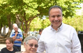 Beneficia Toño Astiazarán a 862 familias con títulos de propiedad