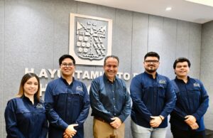 Apoya Toño Astiazarán a estudiantes que construyen prototipo de vehículo todoterreno a control remoto