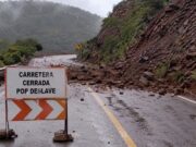 Cierran carretera estatal 117 en Yécora por deslave; llaman a extremar precauciones