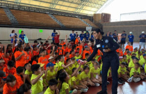 Convive Policía Estatal con niñas y niños en campamento de verano Codeson