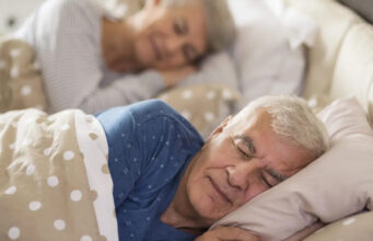 ¿Existe una hora recomendada para levantarse después de los 60 con un descanso reparador? Expertos responden