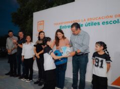 Entregan Toño Astiazarán y Patty Ruibal útiles escolares a 500 niñas y niños en Altares