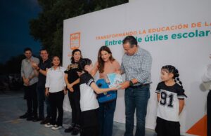 Entregan Toño Astiazarán y Patty Ruibal útiles escolares a 500 niñas y niños en Altares